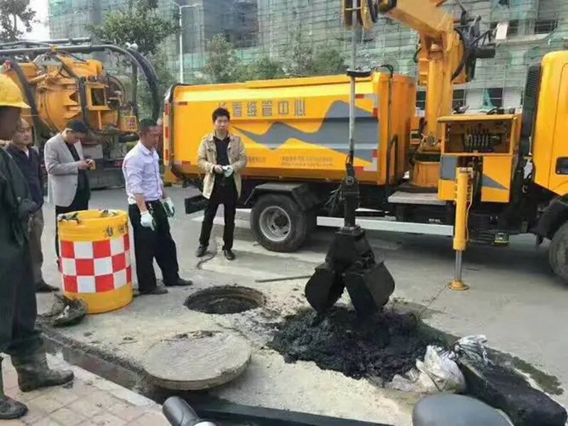 虹口街道：网格员化身“清道夫”，为民解忧疏通“堵心”化粪池