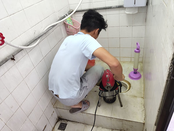 虹口肥皂掉到马桶里把马桶堵住了怎么办？马桶堵住了怎么办
