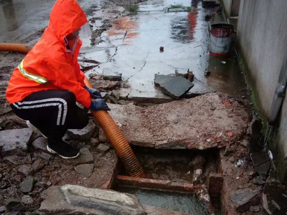 虹口专业清理污水池 炜誉市政以规范流程守护城市 “肠道”