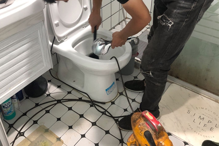 虹口马桶堵塞自己疏通还是找师傅?专业上门服务让你省时更省心