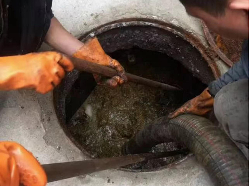 虹口清理化粪池时如何避免沼气的危害?